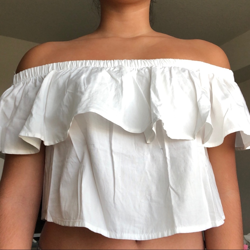 White off shoulder crop top. S